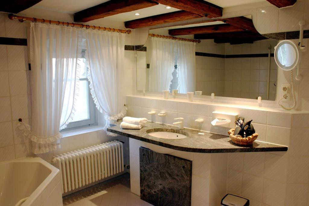 Schloss Neuburg Hotel Mosbach  Room photo